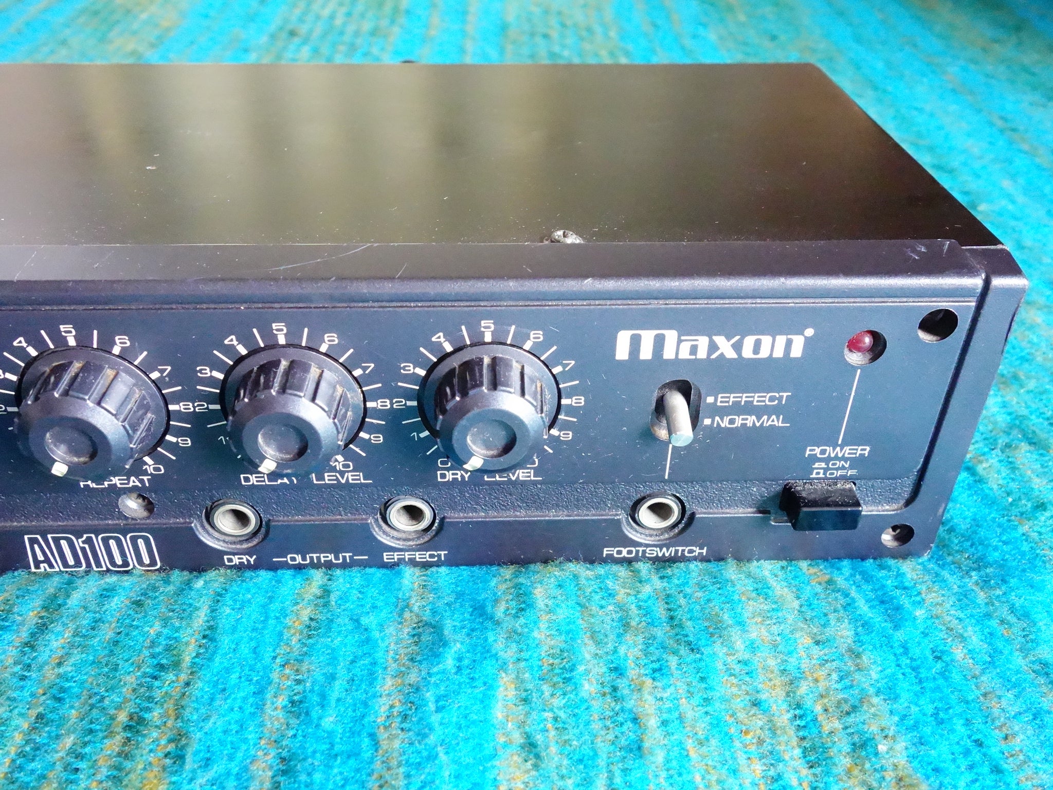 Maxon AD100 AD-100 ANALOG DELAY UNIT 80S VINTAGE BOX BBD MN3005