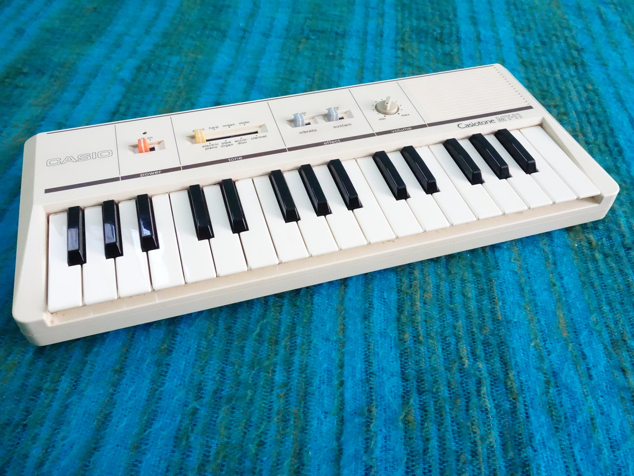 Casio Casiotone MT-11 Synthesizer - w/ Original Case, Adapter