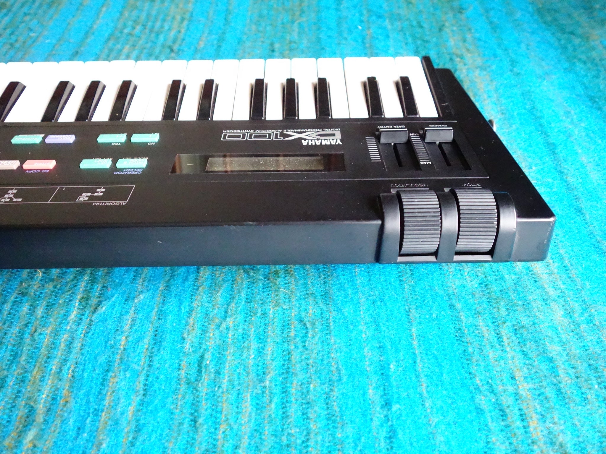 YAMAHA　DX100 デジタル プログラマブル アルゴリズム シンセサイザー Yamaha DX100 Programmable Algorithm Synthesizer - 80's FM