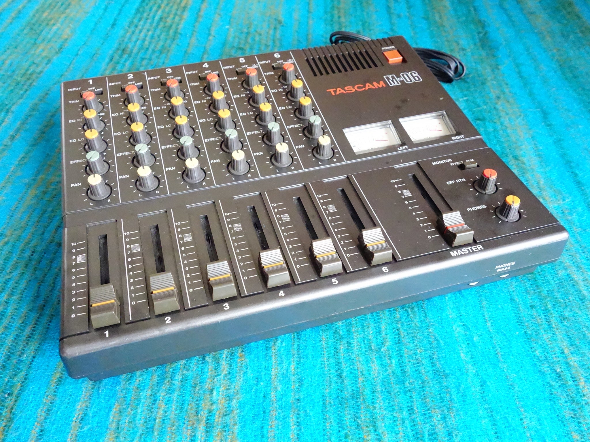TASCAM M-06 ミキサー Tascam Model M-06 Mixer Board Analog Vintage_Power On