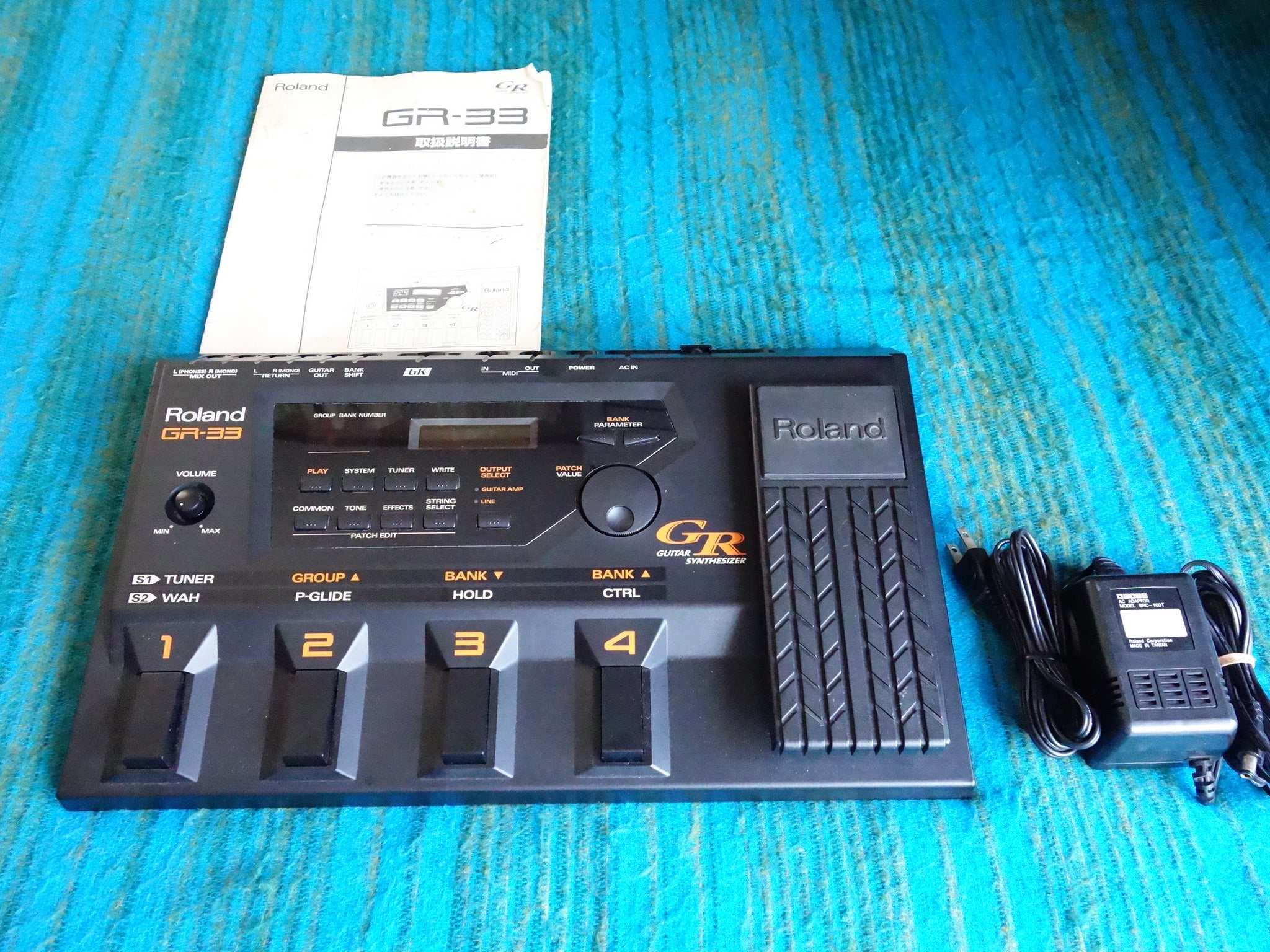 Roland GR-33 Guitar Synthesizer  w/ AC Adapter - G107