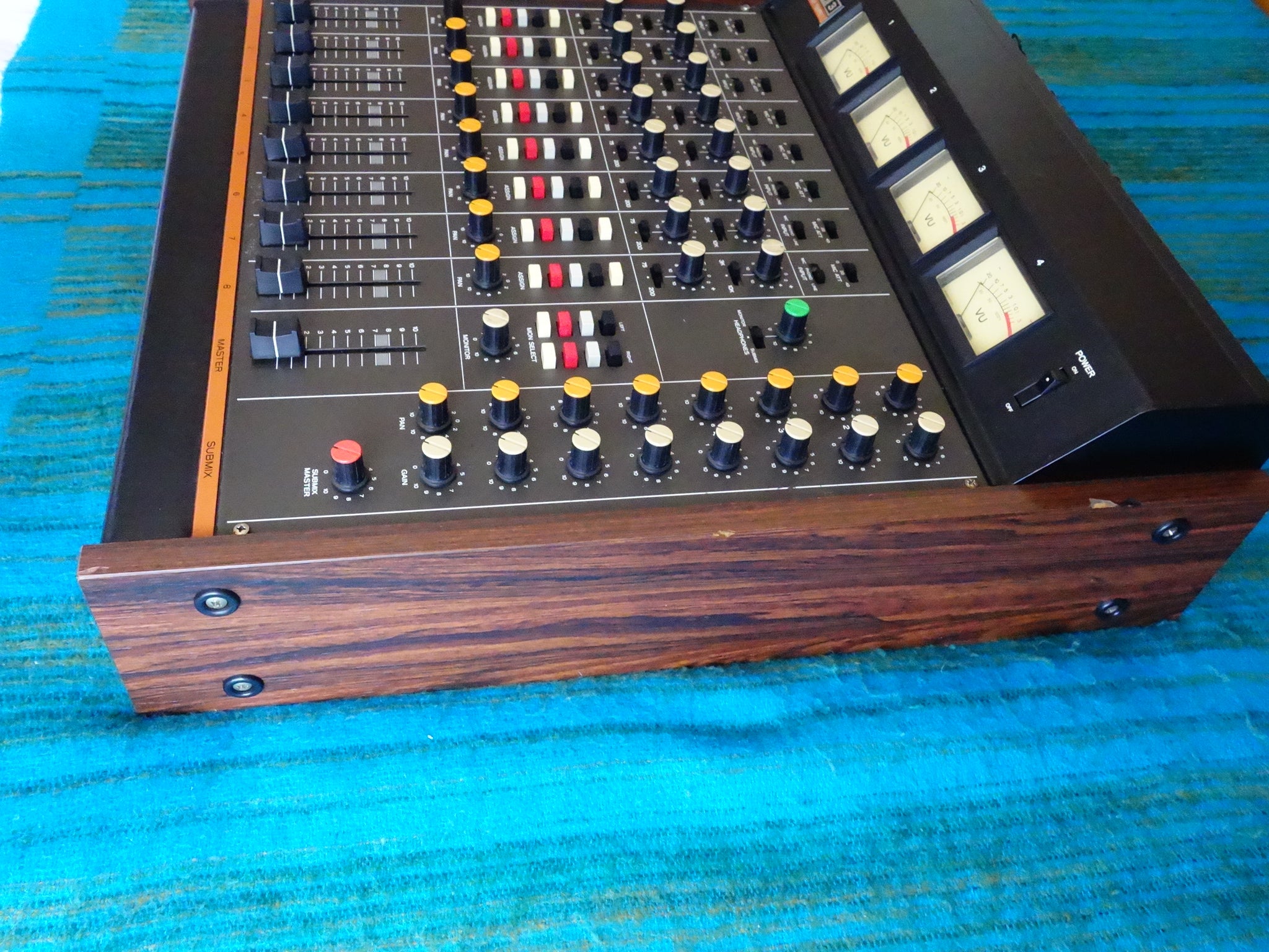 【送料込み】TEAC TASCAM 8chオーディオミキサー MODEL 3 送料込み】TEAC TASCAM 8chオーディオミキサー MODEL 3 Teac Model 3