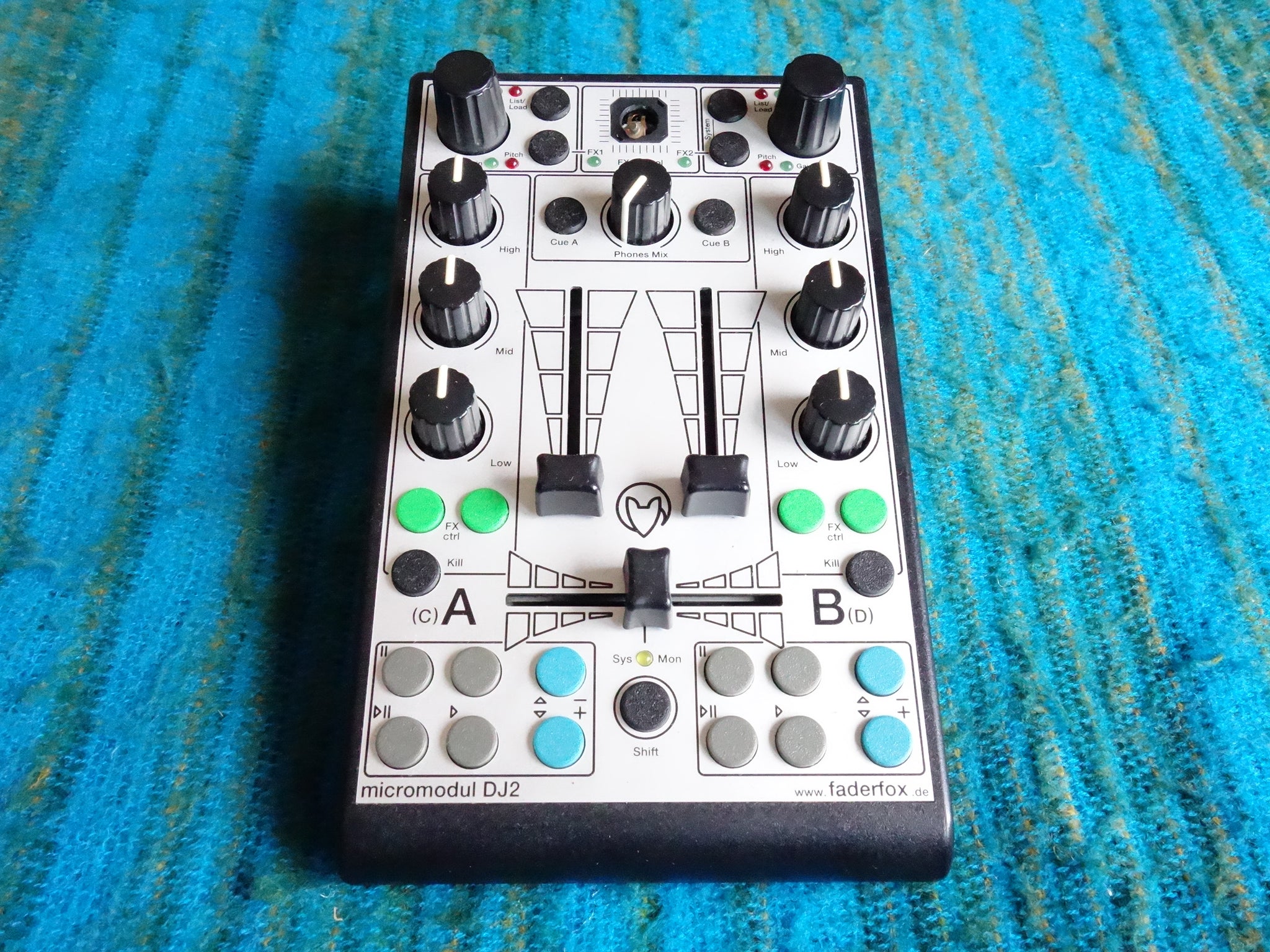DTM・DAW Faderfox LV2 a n a l o g u e h a v e n